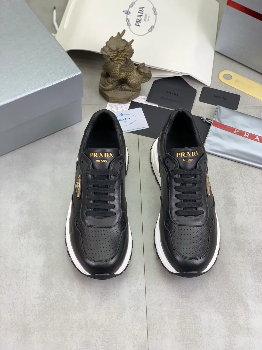 Men's shoes 💰P580💰 [New style] High version official website popular models are on the market, 🆘 Trendy brand (Prada) mainly promotes popular models, avant-garde and versatile fashion men's shoes private version mold opening, cowhide surface splicing 1:1.. Fashionable and simple, original imported cowhide lining cowhide feet; the atmosphere and personality are more fashionable, eye-catching and pursuing class. It will subvert the old idea and be a must-have for fashion trendsetters with you! Must keep it for yourself! Tall and comfortable, large and low, high-end quality workmanship. Size: 38-45; 5️⃣ colors available.